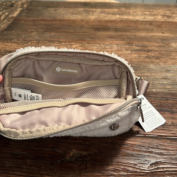 Everywhere belt bag *Fleece BNWT - Picture 2 of 3